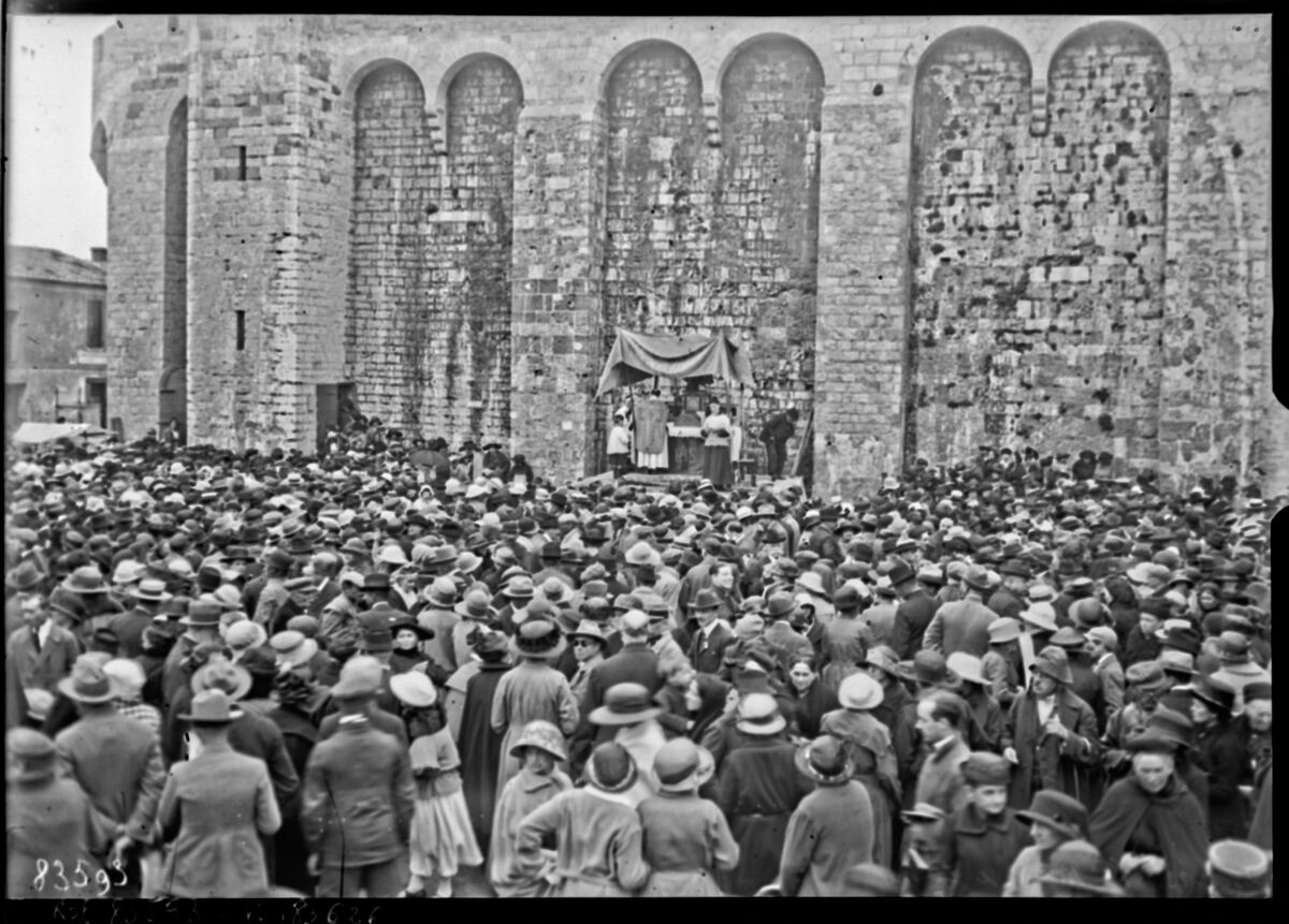 25-5-23, Saintes Maries de la Mer [la foule devant l'église pendant une cérémonie du pèlerinage] : [photographie de presse] / [Agence Rol]