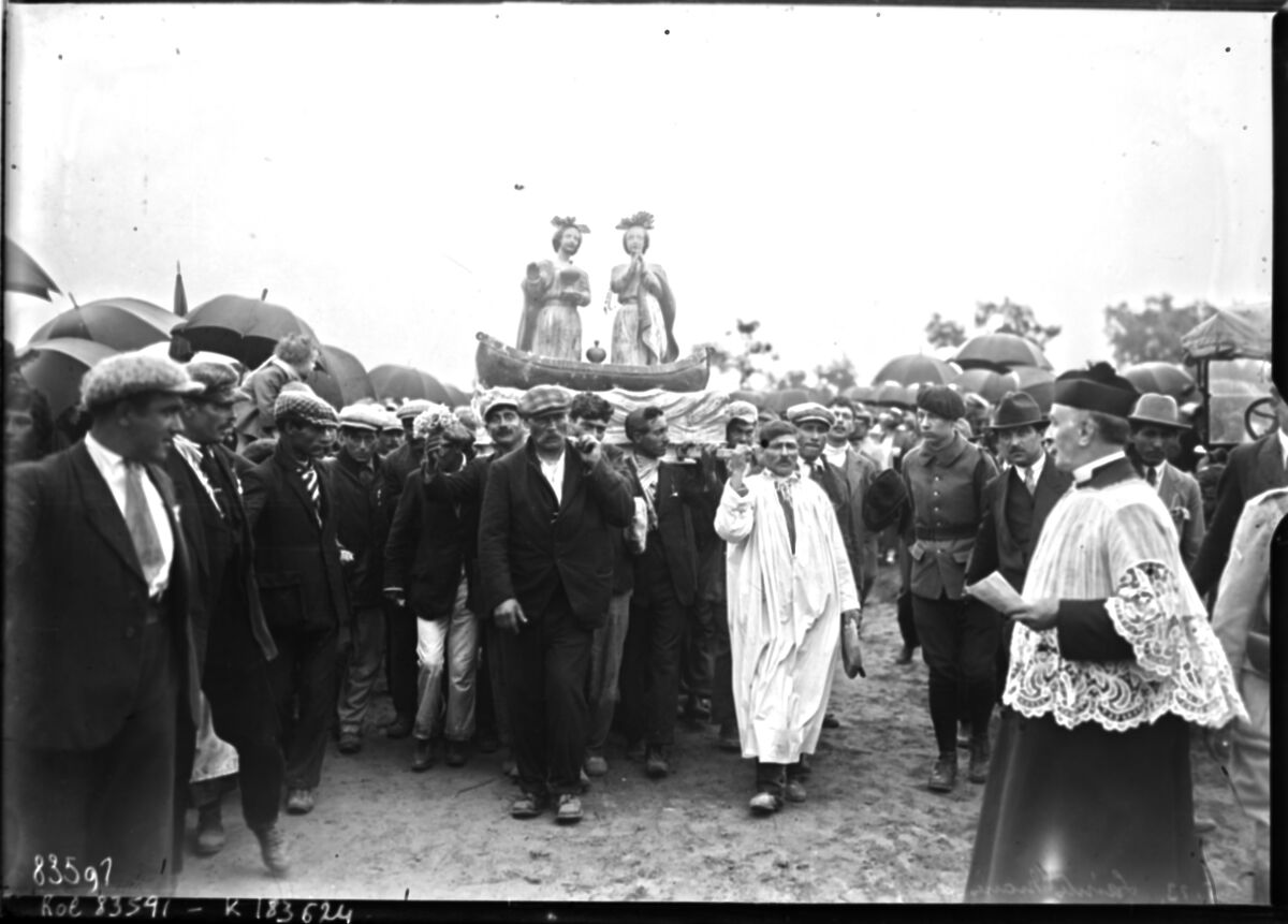 25-5-23, Saintes Maries de la Mer [procession vers la mer de la barque des saintes Maries Jacobé et Salomé] : [photographie de presse] / [Agence Rol]