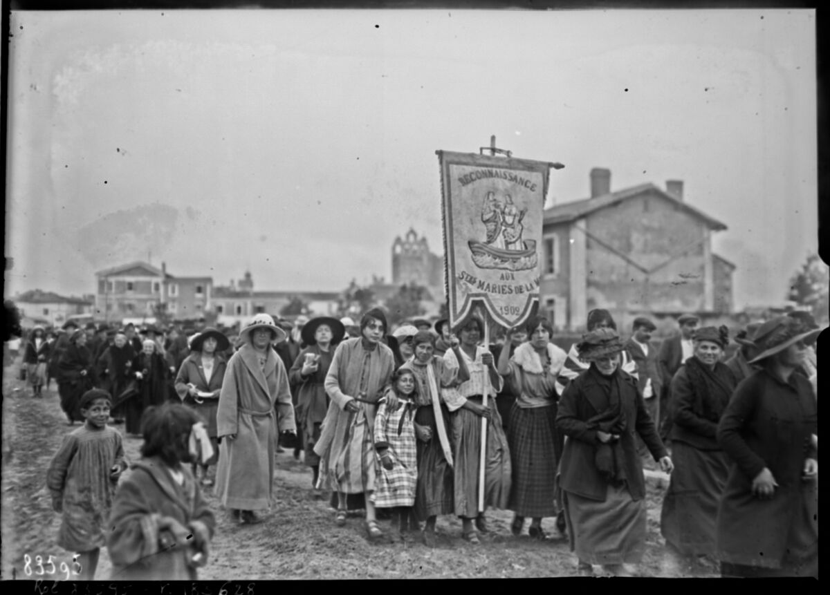 25-5-23, Saintes Maries de la Mer [procession pendant le pèlerinage] : [photographie de presse] / [Agence Rol]