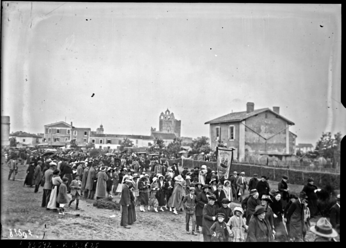 25-5-23, Saintes Maries de la Mer [procession pendant le pèlerinage] : [photographie de presse] / [Agence Rol]