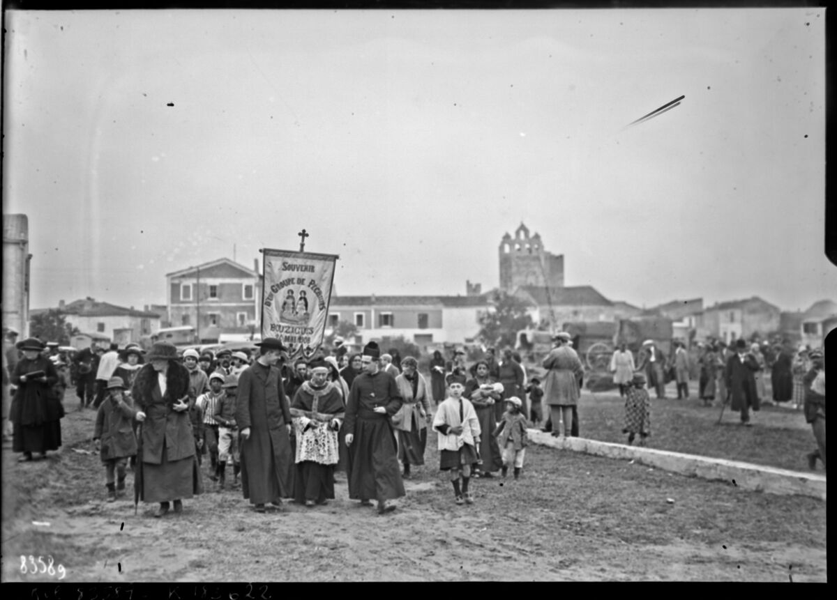 25-5-23, Saintes Maries de la Mer [procession pendant le pèlerinage] : [photographie de presse] / [Agence Rol]