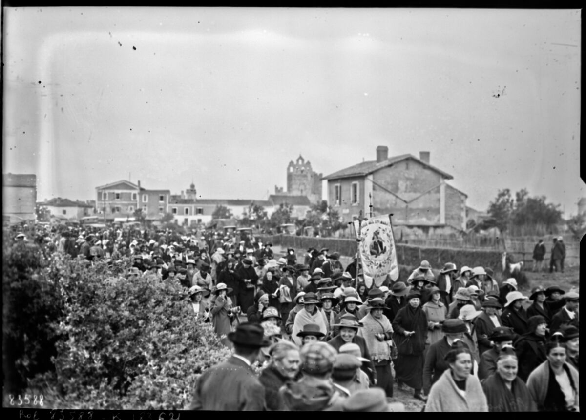 25-5-23, Saintes Maries de la Mer [procession pendant le pèlerinage] : [photographie de presse] / [Agence Rol]