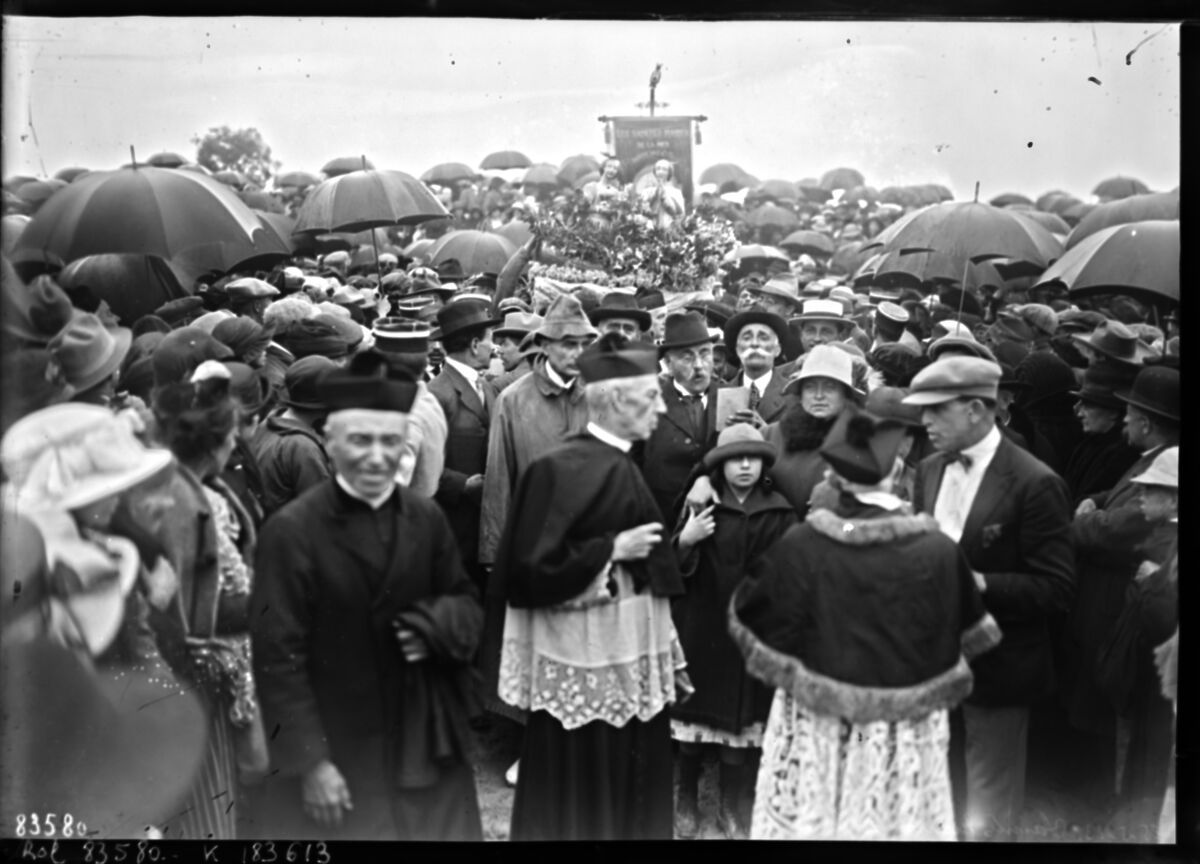 25-5-23, Saintes Maries de la Mer [procession pendant le pèlerinage] : [photographie de presse] / [Agence Rol]