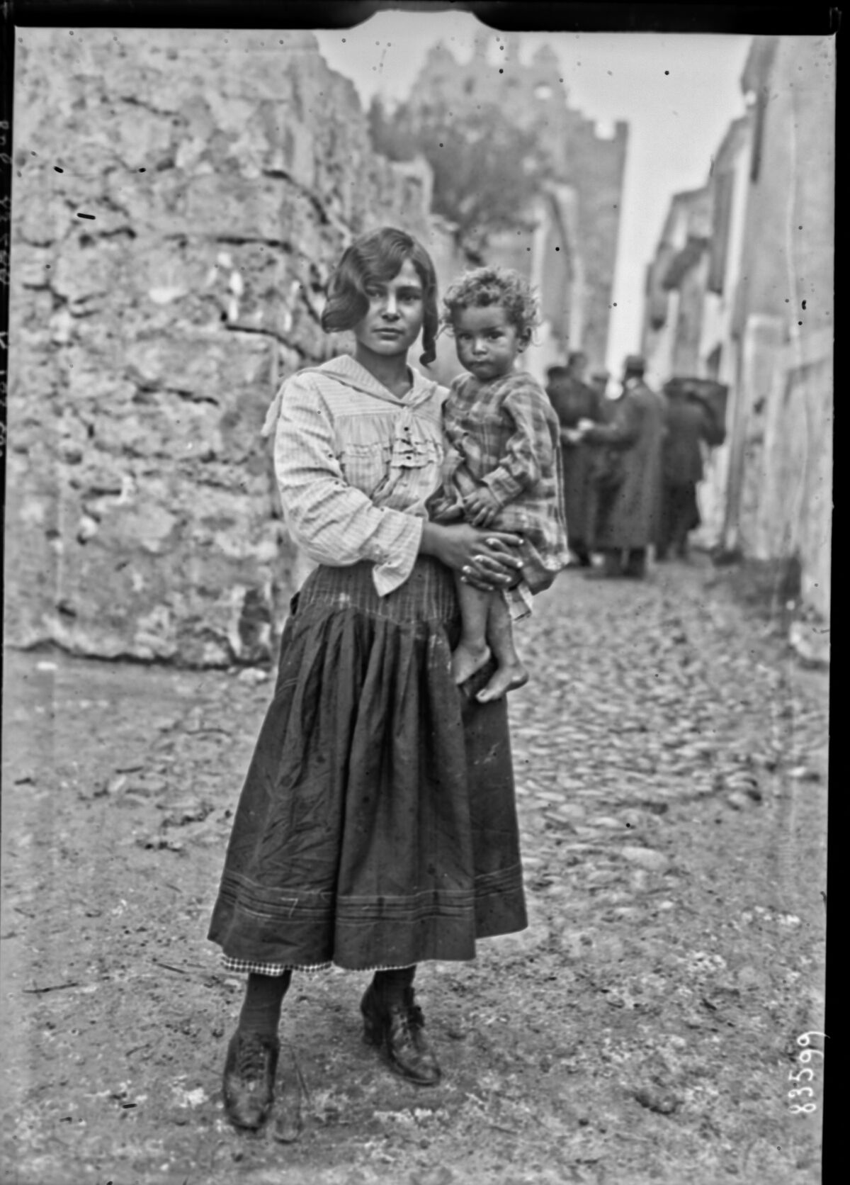 Bohémienne [et son enfant aux Saintes-Maries-de-la-Mer, pendant le pèlerinage, 25 mai 1923] : [photographie de presse] / [Agence Rol]