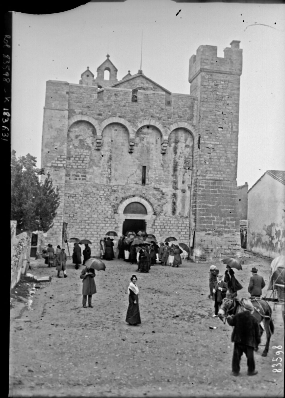 Basilique Ste Marie aux Saintes Maries de la Mer [le 25 mai 1923] : [photographie de presse] / [Agence Rol]
