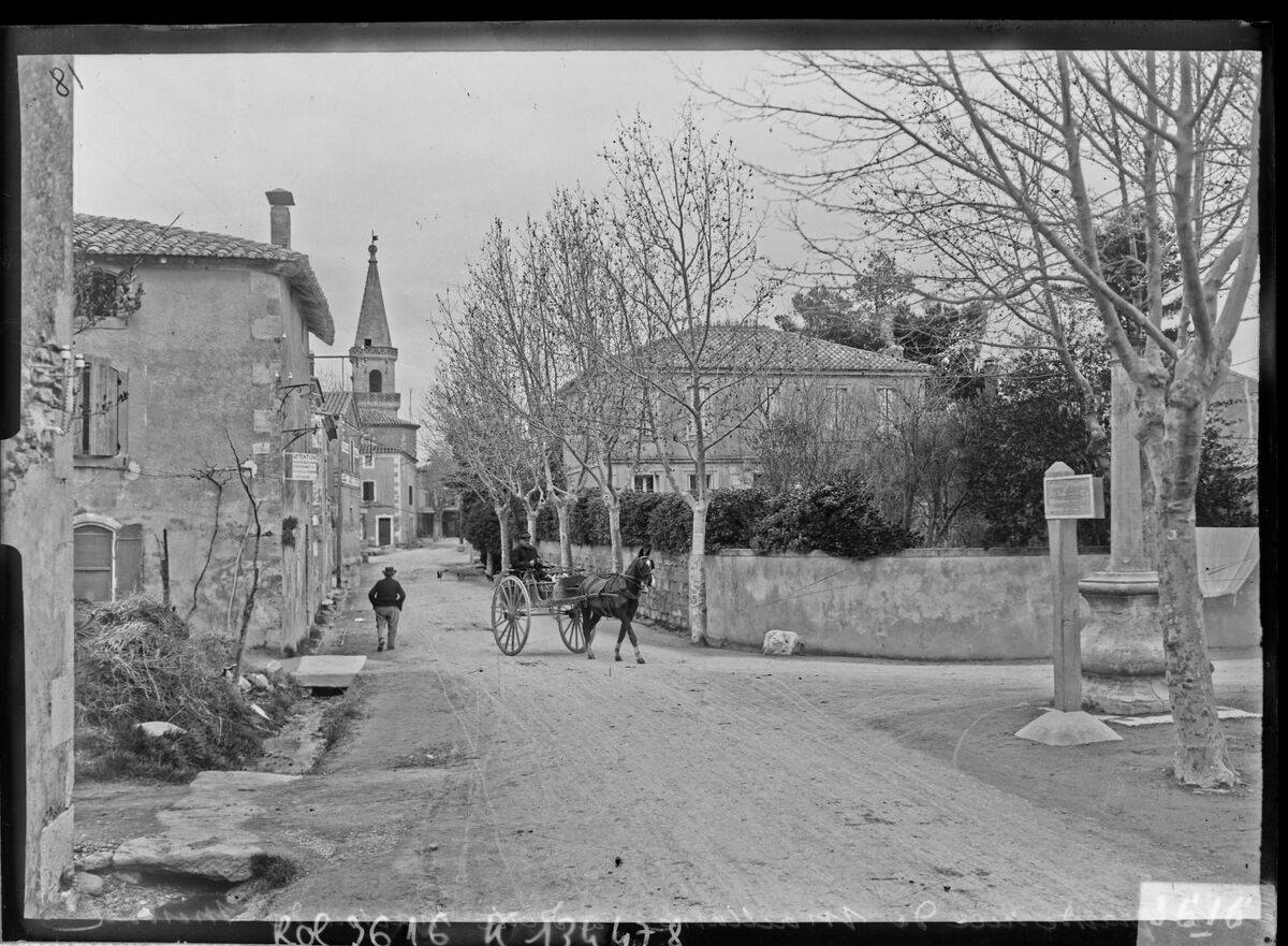La Grande rue de Maillane, à droite, maison de Mistral : [photographie de presse] / [Agence Rol]