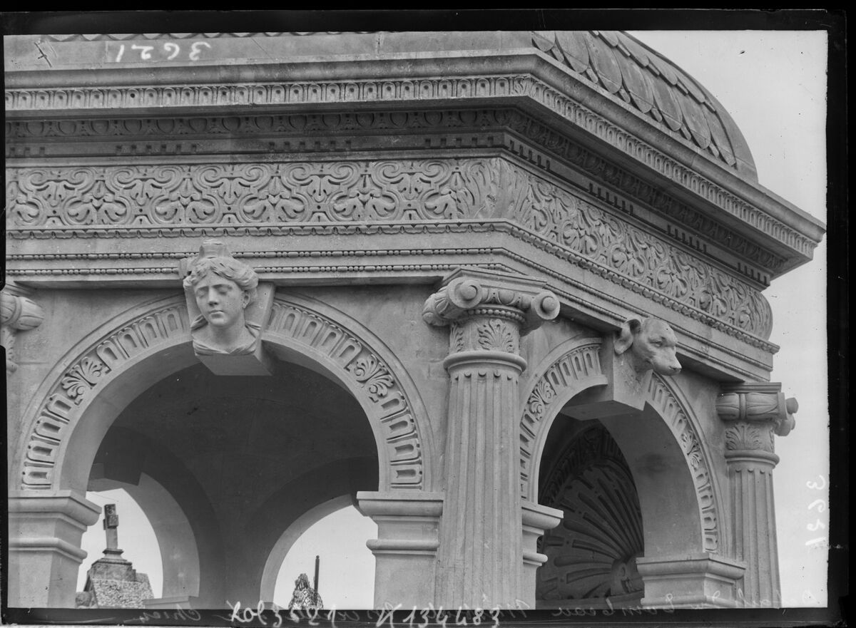 Détail du tombeau de Mistral : Mireille, le chien [sculptures du monument] : [photographie de presse] / [Agence Rol]