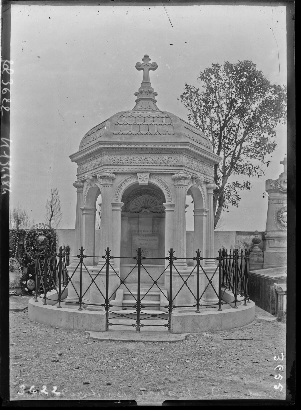 Tombeau de Mistral, cimetière de Maillane chien [sculptures du monument] : [photographie de presse] / [Agence Rol]
