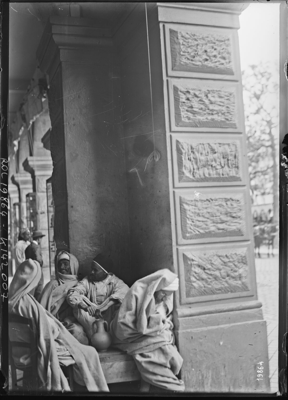 Tunis, veilleurs de nuit : [photographie de presse] / [Agence Rol]