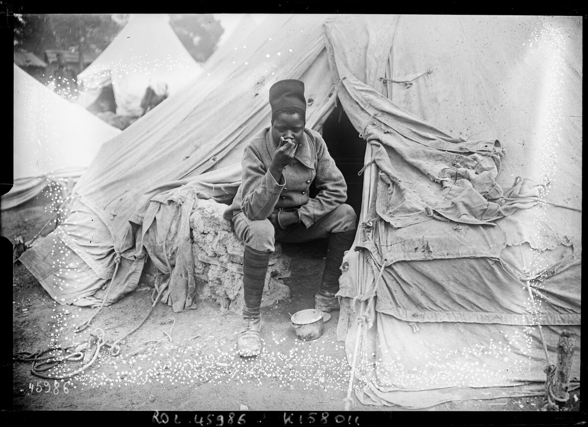 9-12-15, au camp des tirailleurs sénégalais de Fréjus [le repas au camp Robert ?] : [photographie de presse] / [Agence Rol]