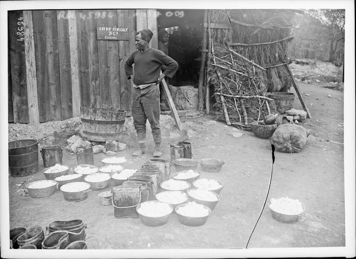 9-12-15, au camp des tirailleurs sénégalais de Fréjus [le coin cuisine du camp Robert ?] : [photographie de presse] / [Agence Rol]