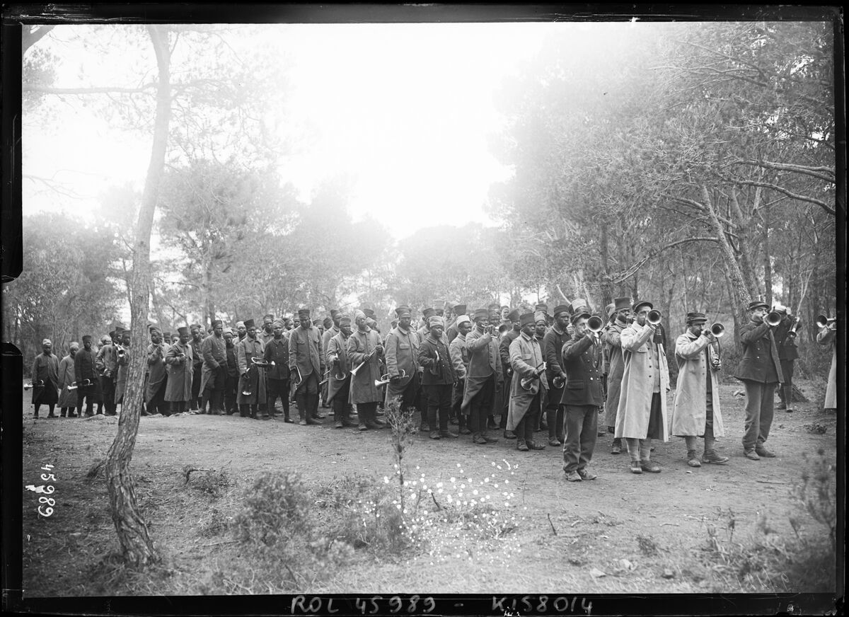 9-12-15, au camp des tirailleurs sénégalais de Fréjus [la leçon de clairon au camp Robert?] : [photographie de presse] / [Agence Rol]