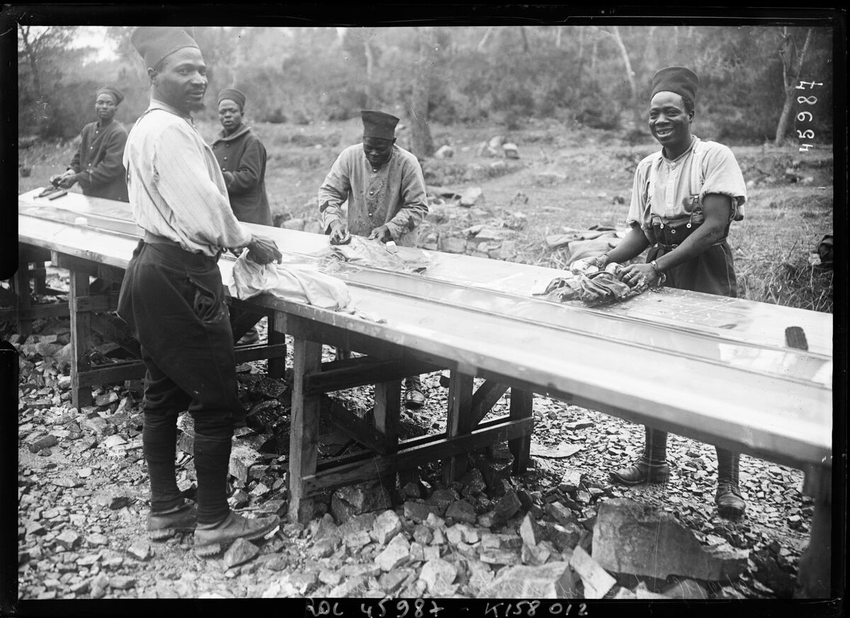 9-12-15, au camp des tirailleurs sénégalais de Fréjus [la corvée de linge au camp Robert ?] : [photographie de presse] / [Agence Rol]