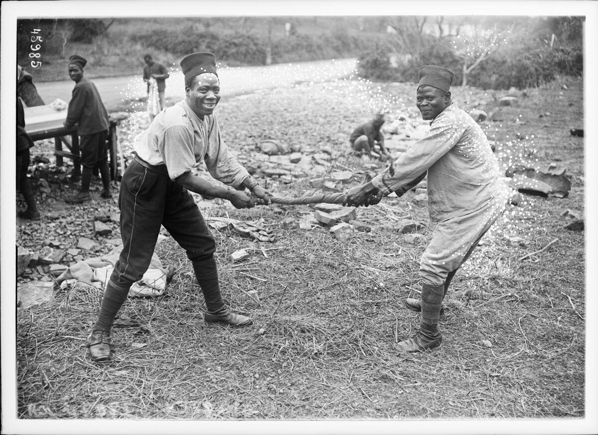 9-12-15, au camp des tirailleurs sénégalais de Fréjus [la corvée de linge au camp Robert ?] : [photographie de presse] / [Agence Rol]