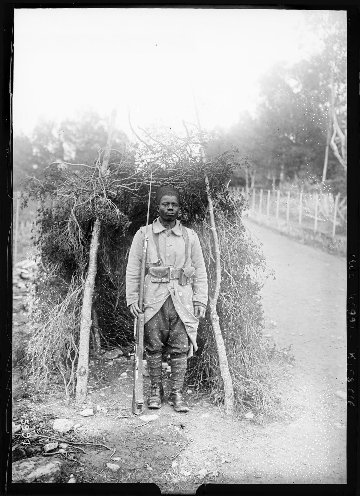 9-12-15, au camp des tirailleurs sénégalais à Fréjus [une sentinelle du camp Robert ?] : [photographie de presse] / [Agence Rol]