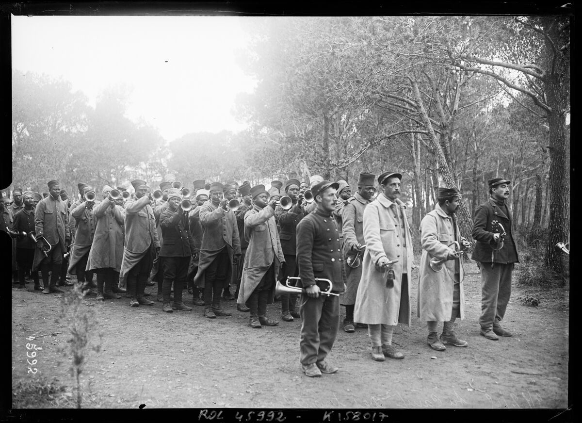 9-12-15, au camp des tirailleurs sénégalais à Fréjus [la leçon de clairon au camp Robert?] : [photographie de presse] / [Agence Rol]