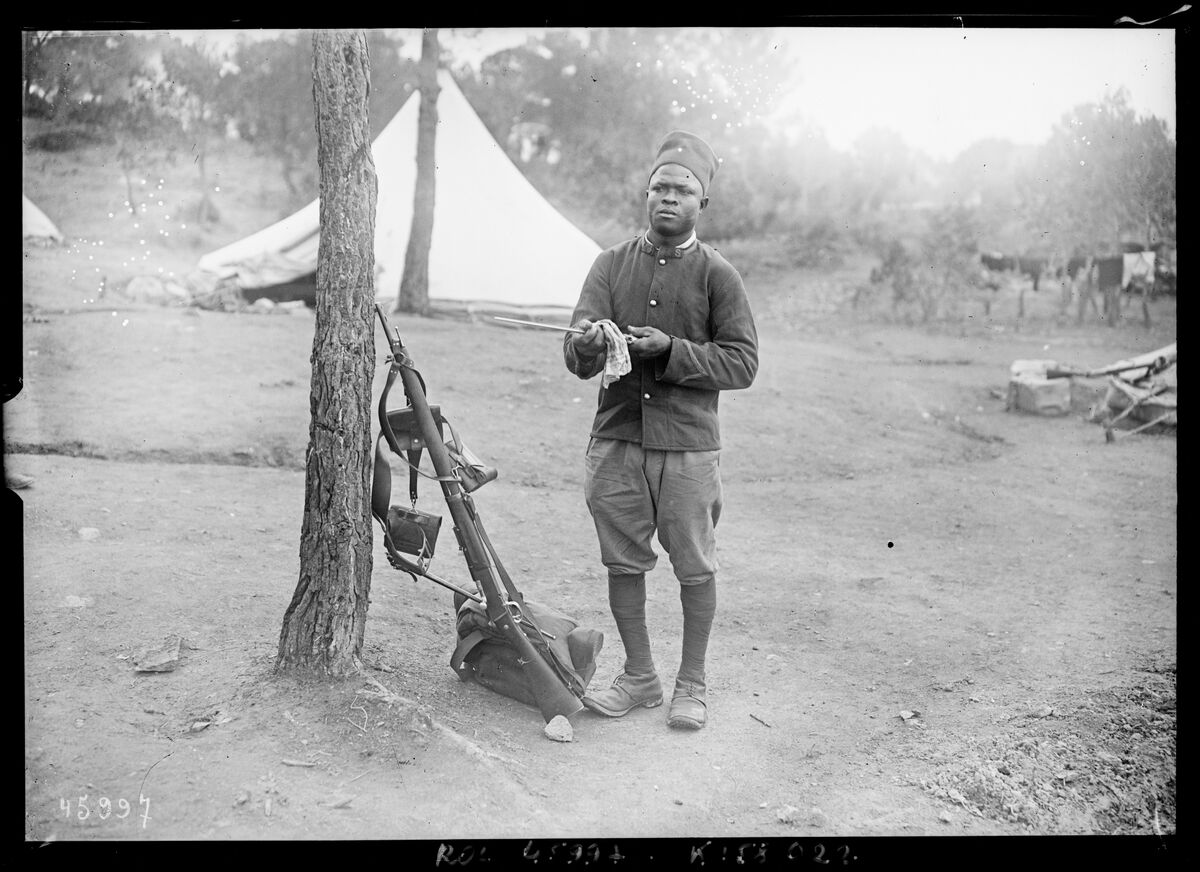 9-12-15, camp des tirailleurs sénégalais à Fréjus [l'entretien de la baïonnette au camp Robert] : [photographie de presse] / [Agence Rol]