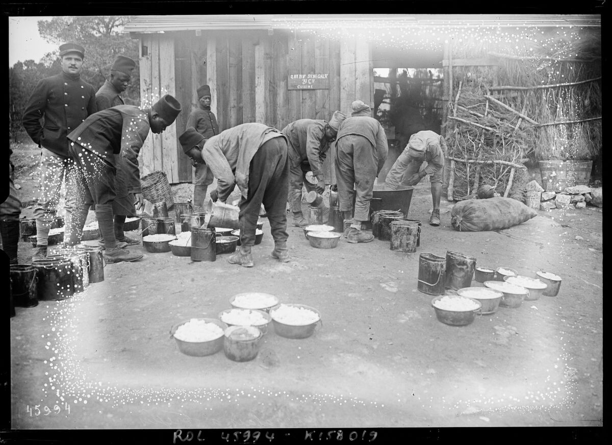 9-12-15, camp des tirailleurs sénégalais à Fréjus [le coin cuisine du camp Robert ?] : [photographie de presse] / [Agence Rol]