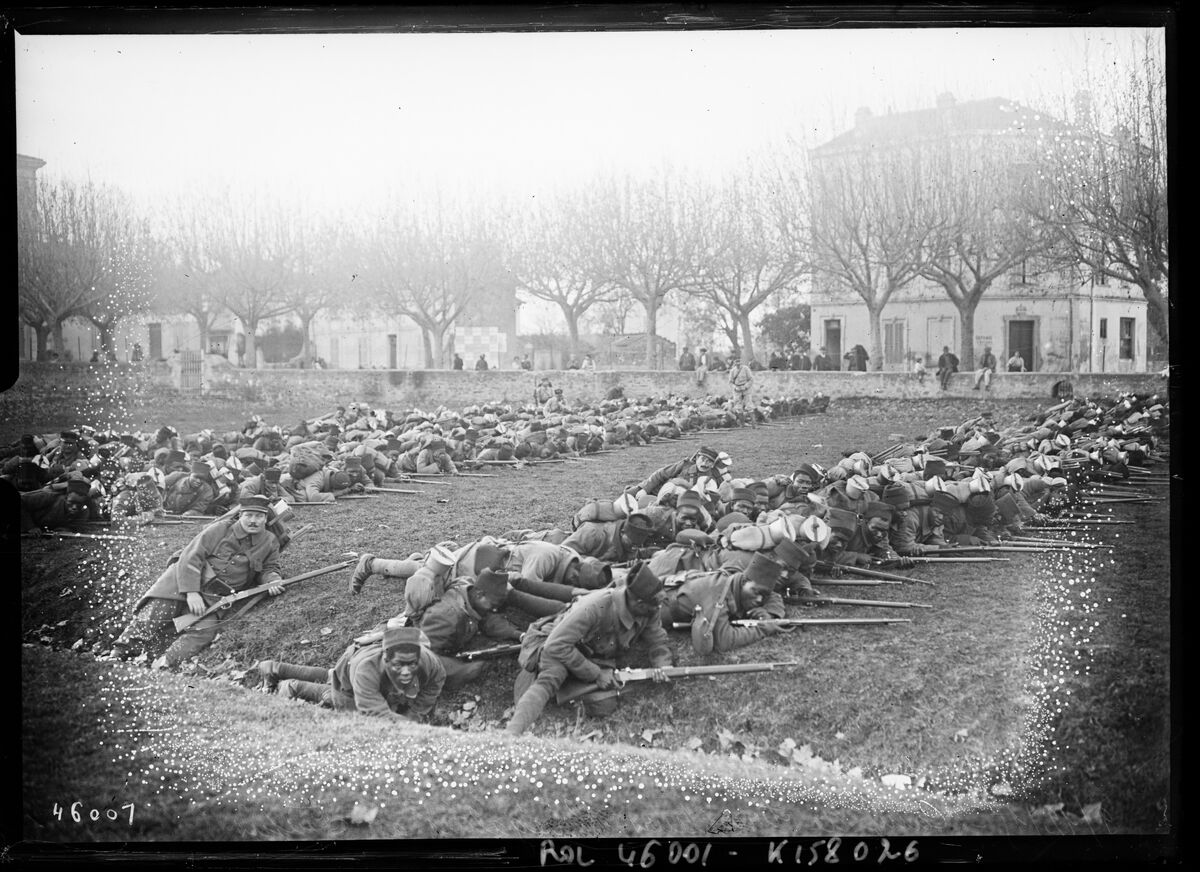 9-12-15, camp de tirailleurs sénégalais à Fréjus [les soldats à l'exercice au camp Robert ?] : [photographie de presse] / [Agence Rol]