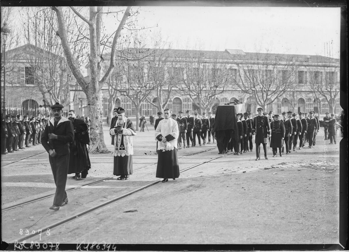 Toulon, 4/1/24, le cercueil du lieutenant Du Plessis est porté à la chapelle ardente : [photographie de presse] / [Agence Rol]