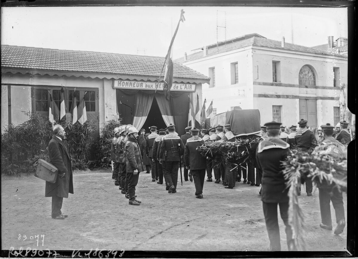 Toulon, 4/1/24, obsèques du lieutenant Du Plessis, la chapelle ardente où est apporté le corps du lieutenant de Grenédan : [photographie de presse] / [Agence Rol]