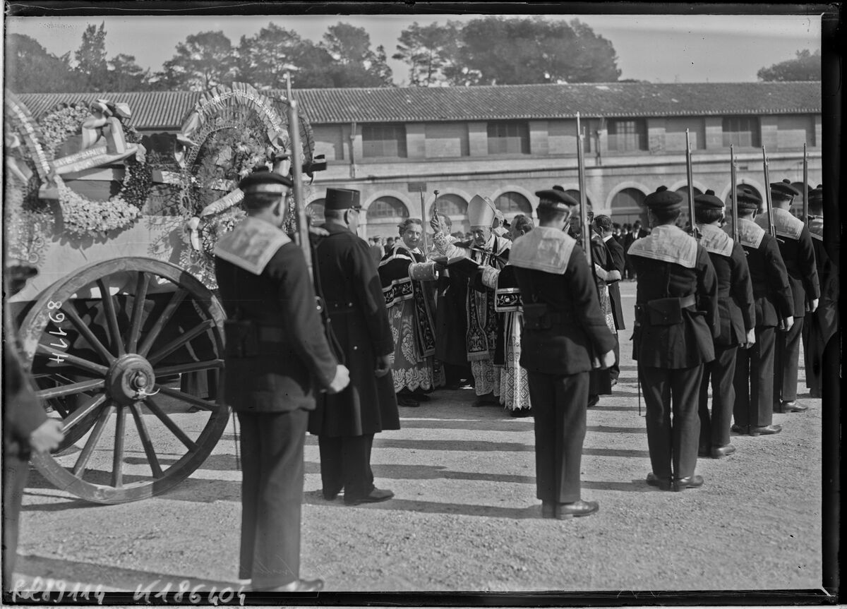 5-1-24, Toulon, obsèques du commandant du Plessis, la bénédiction par Mgr Guillibert, évêque de Fréjus : [photographie de presse] / [Agence Rol]