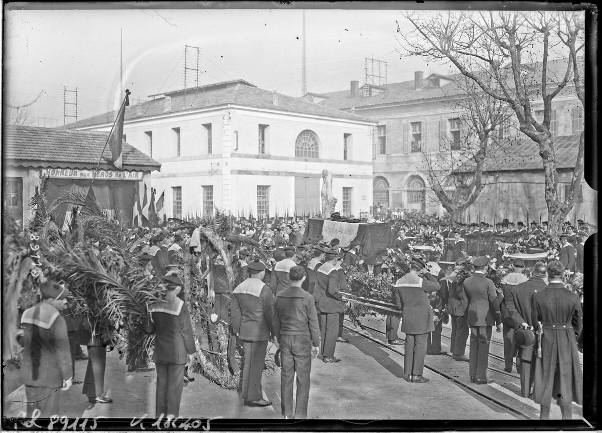 5-1-24, Toulon, obsèques du commandant du Plessis, le cortège au départ de l'arsenal : [photographie de presse] / [Agence Rol]