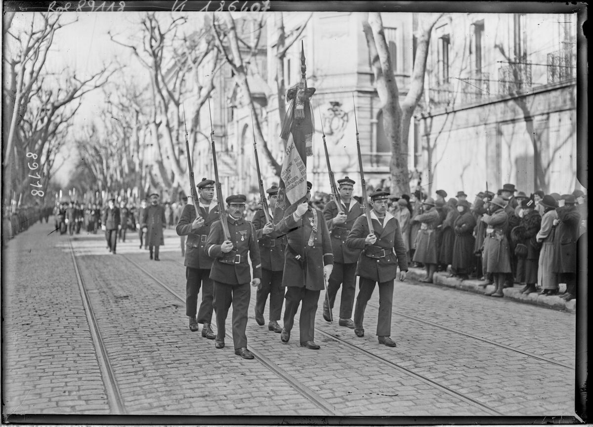 5-1-24, Toulon, obsèques du commandant du Plessis, le drapeau des fusiliers marins : [photographie de presse] / [Agence Rol]