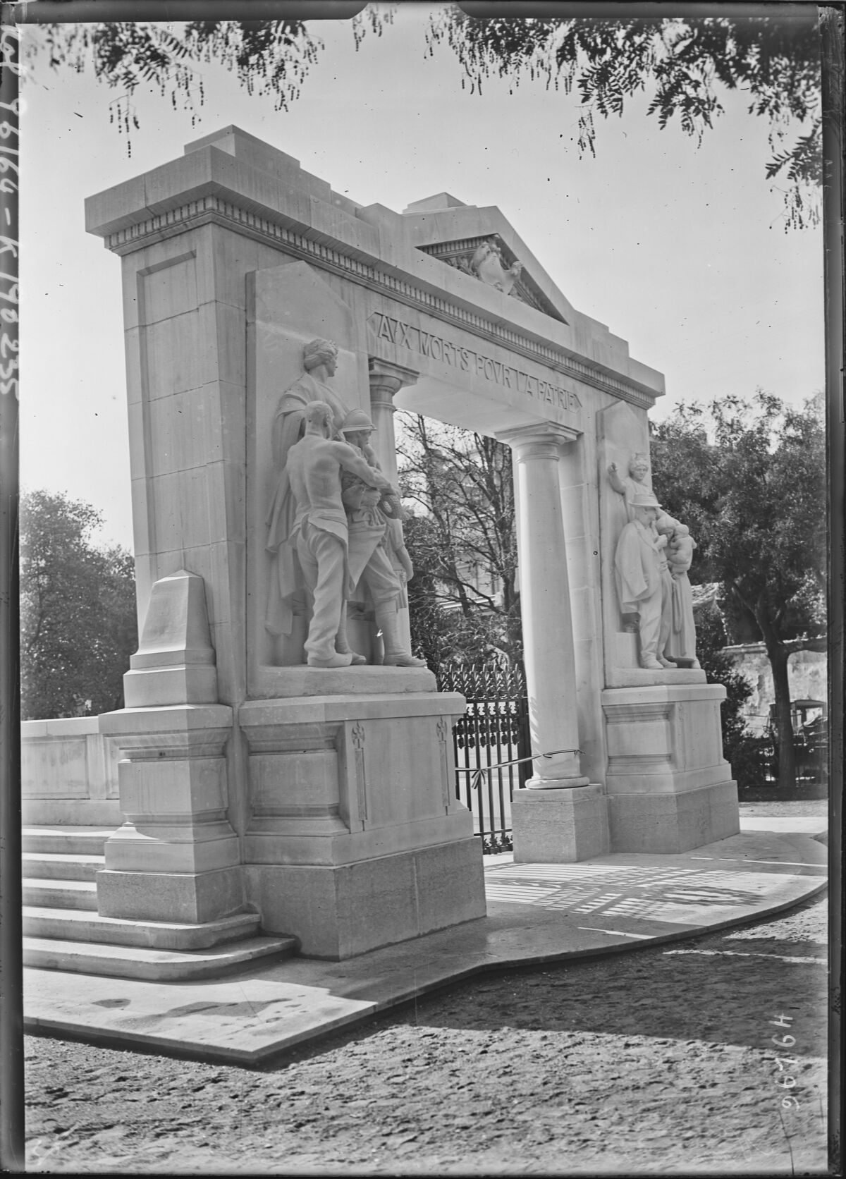 Nîmes, le monument aux morts [inauguration, le 13 octobre 1924] : [photographie de presse] / [Agence Rol]