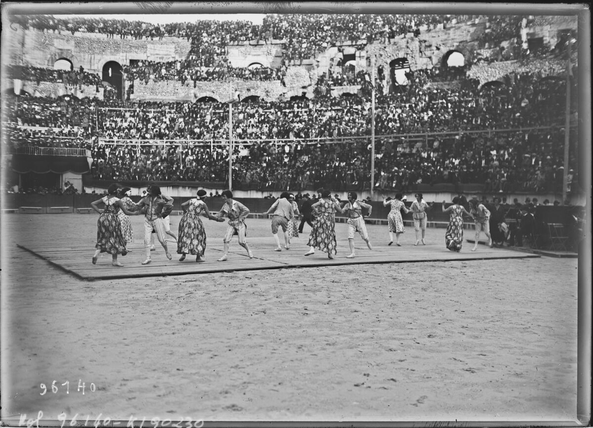 12-10-24, Nîmes, danses : [photographie de presse] / [Agence Rol]
