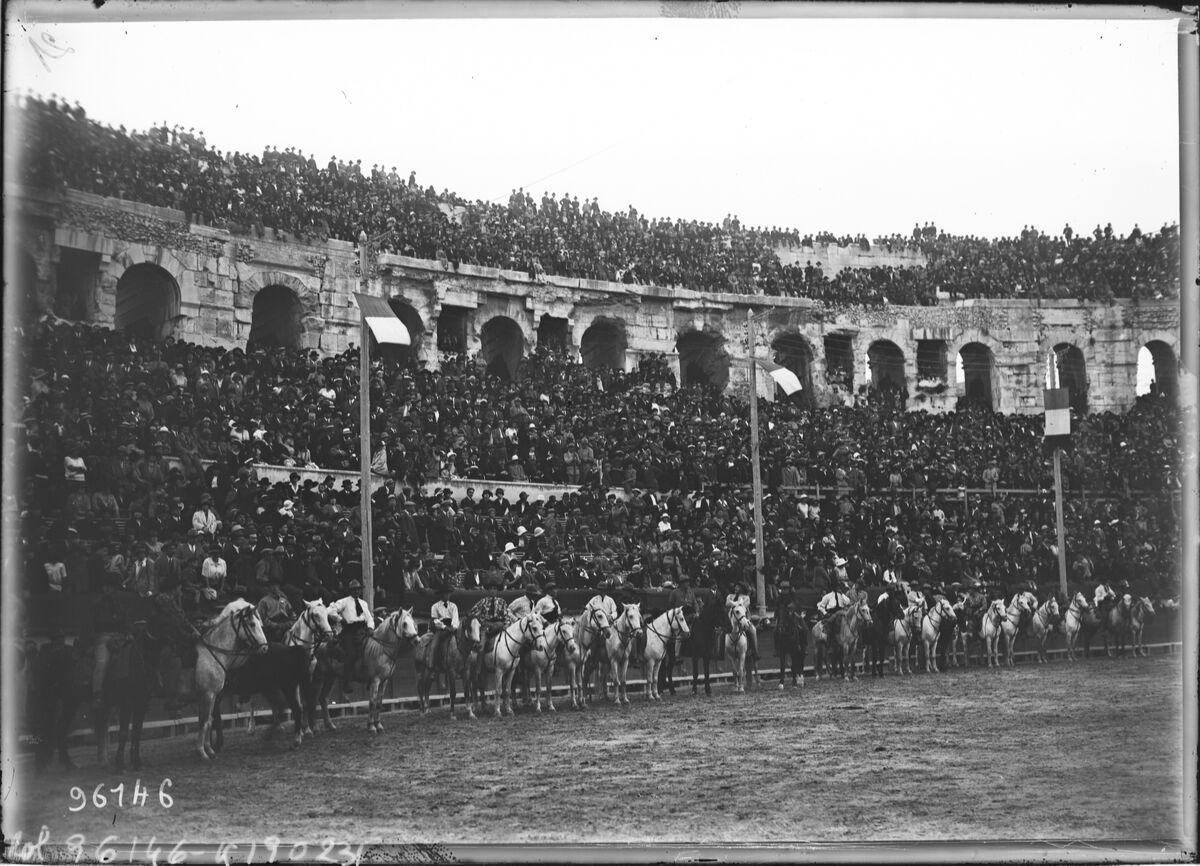 12-10-24, Nîmes, vue générale aux arènes [spectacle équestre] : [photographie de presse] / [Agence Rol]