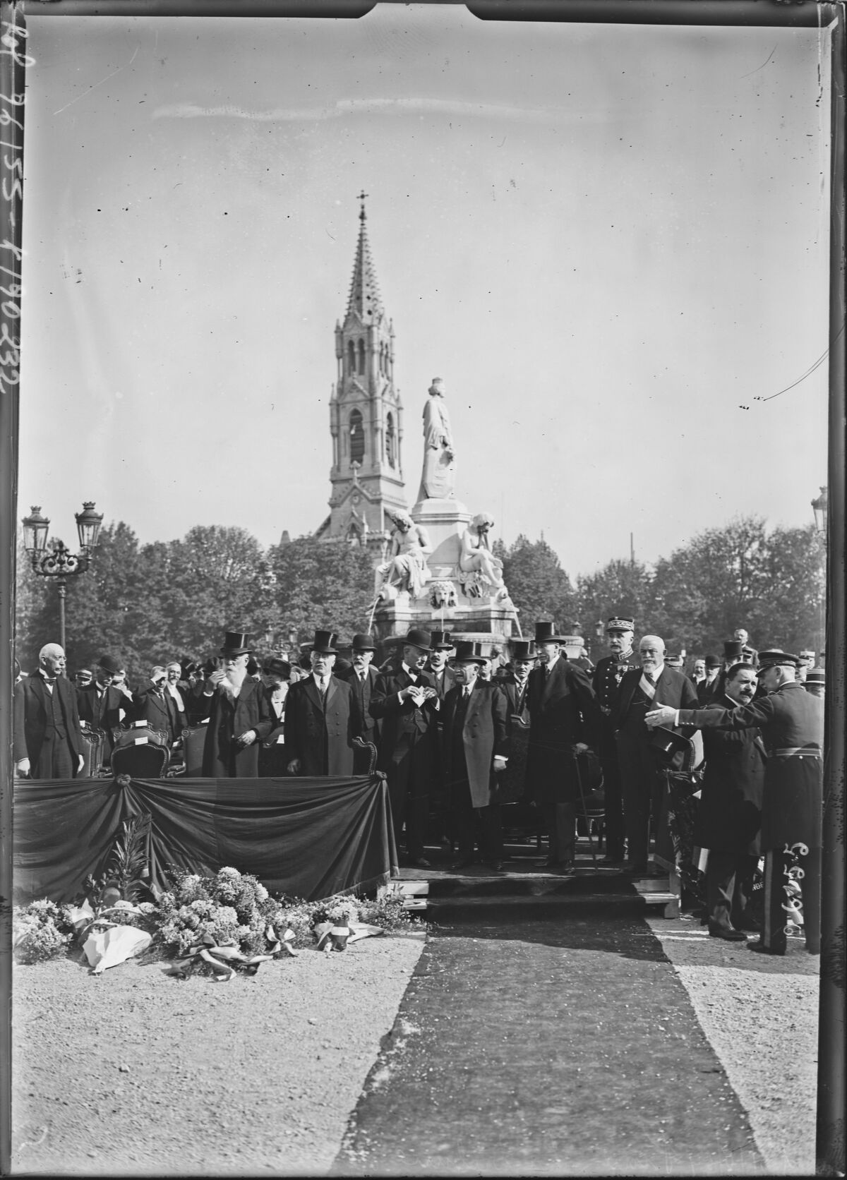 13/10/24, la tribune officielle à l'inauguration du monument aux morts [le président Doumergue sur l'esplanade, près des arènes] : [photographie de presse] / [Agence Rol]