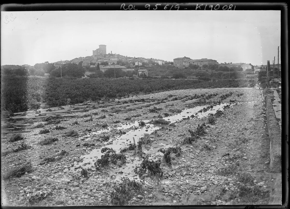 [26-9-24], Châteauneuf-du-Pape, ce qui reste d'une vigne du Clos des Papes, la vigne est presque complétement recouverte de galets : [photographie de presse] / [Agence Rol]