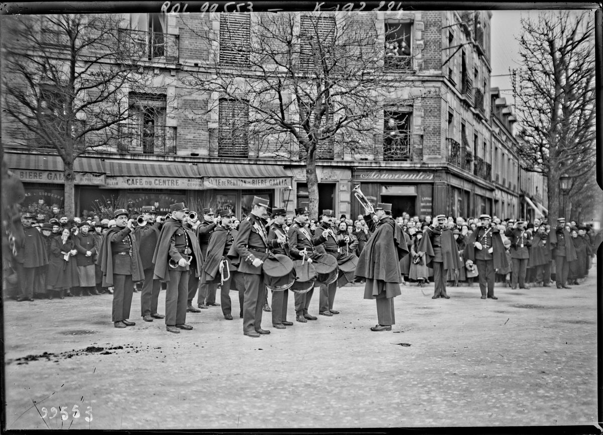 30/3/25, Saint-Maur, la musique des gardiens de la paix aux obsèques [des agents Lejeune et Mourlon] : [photographie de presse] / [Agence Rol]