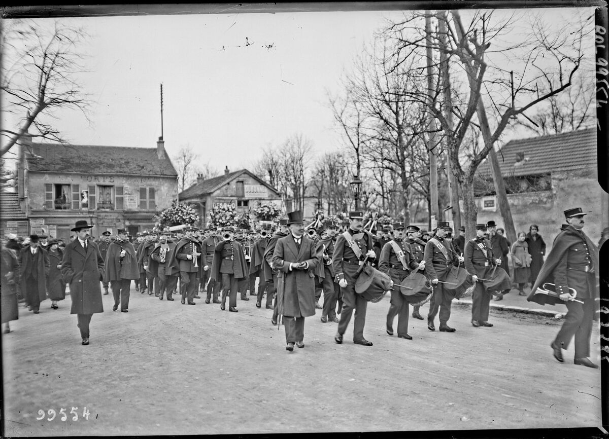 30/3/25, Saint-Maur, la musique des gardiens de la paix aux obsèques des agents [Lejeune et Mourlon] : [photographie de presse] / [Agence Rol]