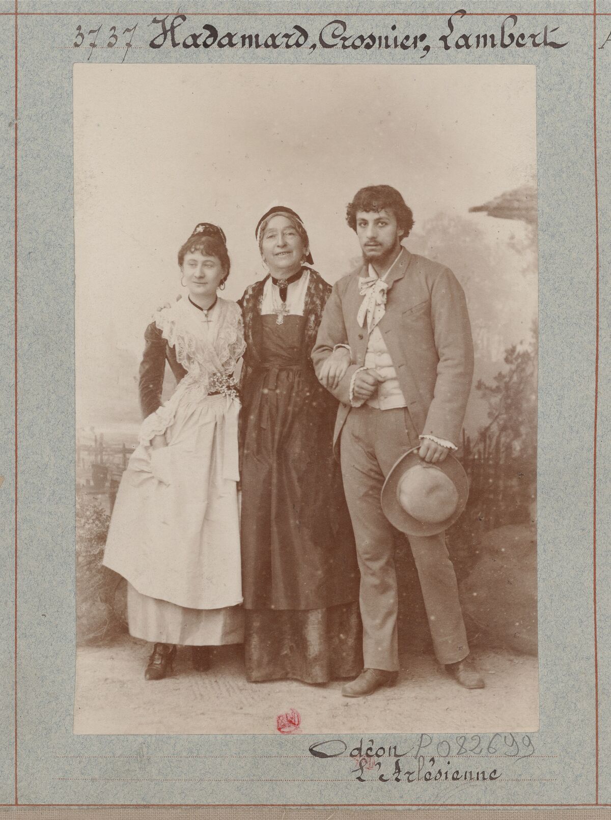 Hadamard, Crosnier, Lambert. Odéon. L'Arlésienne : [photographie, tirage de démonstration] / [Atelier Nadar]