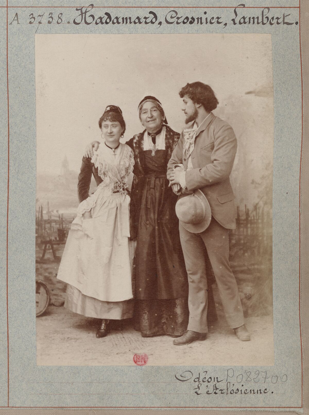 Hadamard, Crosnier, Lambert. Odéon. L'Arlésienne : [photographie, tirage de démonstration] / [Atelier Nadar]