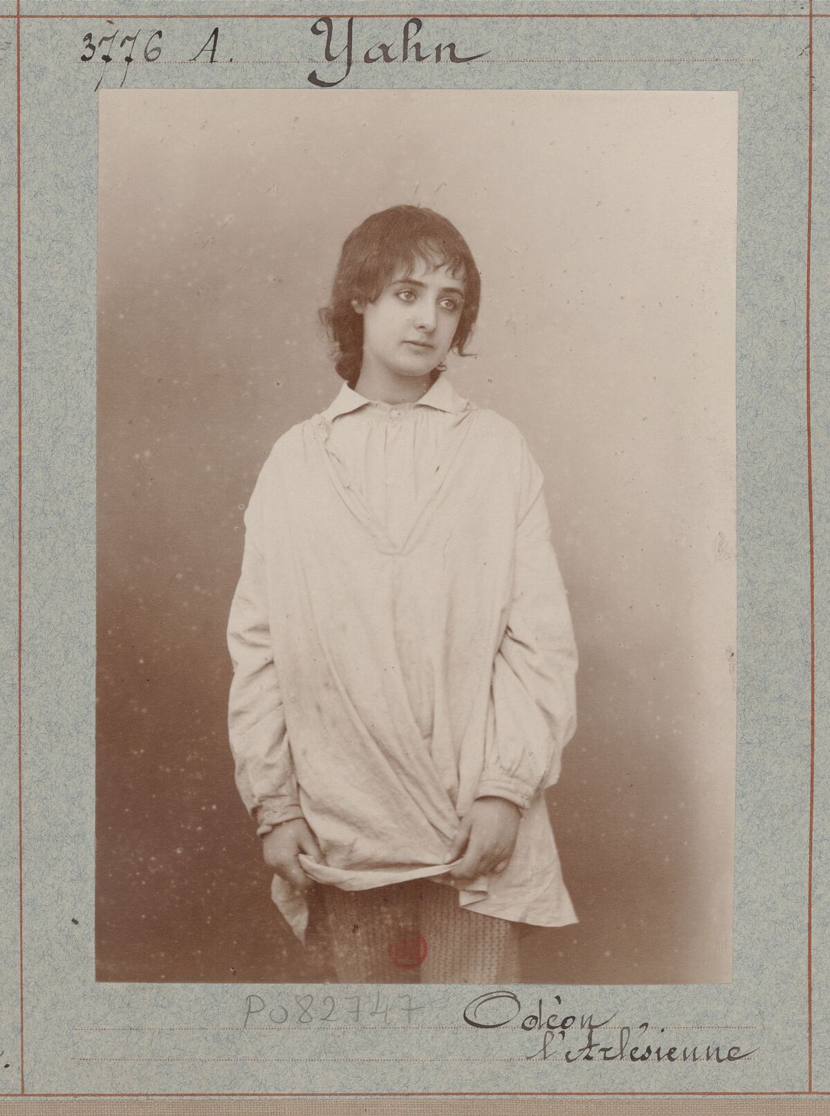 Yahn [i.e. Yahne]. Odéon. L'Arlésienne : [photographie, tirage de démonstration] / [Atelier Nadar]