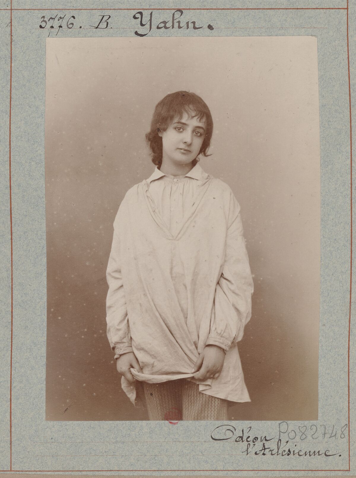Yahn [i.e. Yahne]. Odéon. L'Arlésienne : [photographie, tirage de démonstration] / [Atelier Nadar]