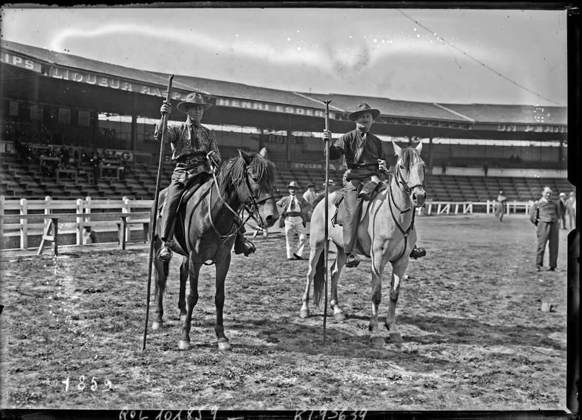 [Stade] Buffalo, 18/6/25, [de g. à d. les gardians] Moute, Barbier : [photographie de presse] / [Agence Rol]