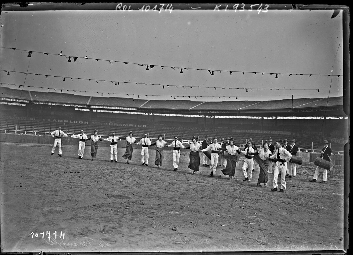 13-6-25, [stade] Buffalo, fêtes provençales, la farandole : [photographie de presse] / [Agence Rol]