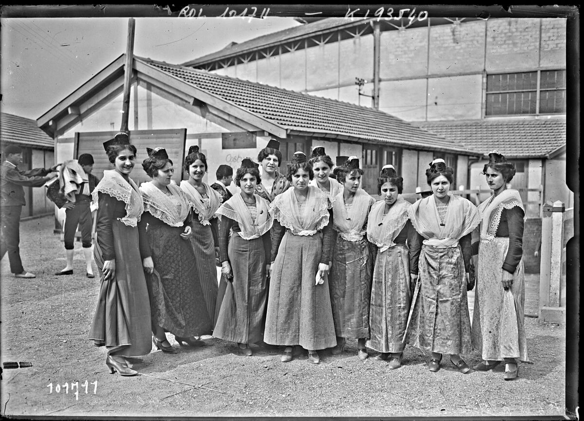 13-6-25, [stade] Buffalo, courses provençales, les Arlésiennes : [photographie de presse] / [Agence Rol]