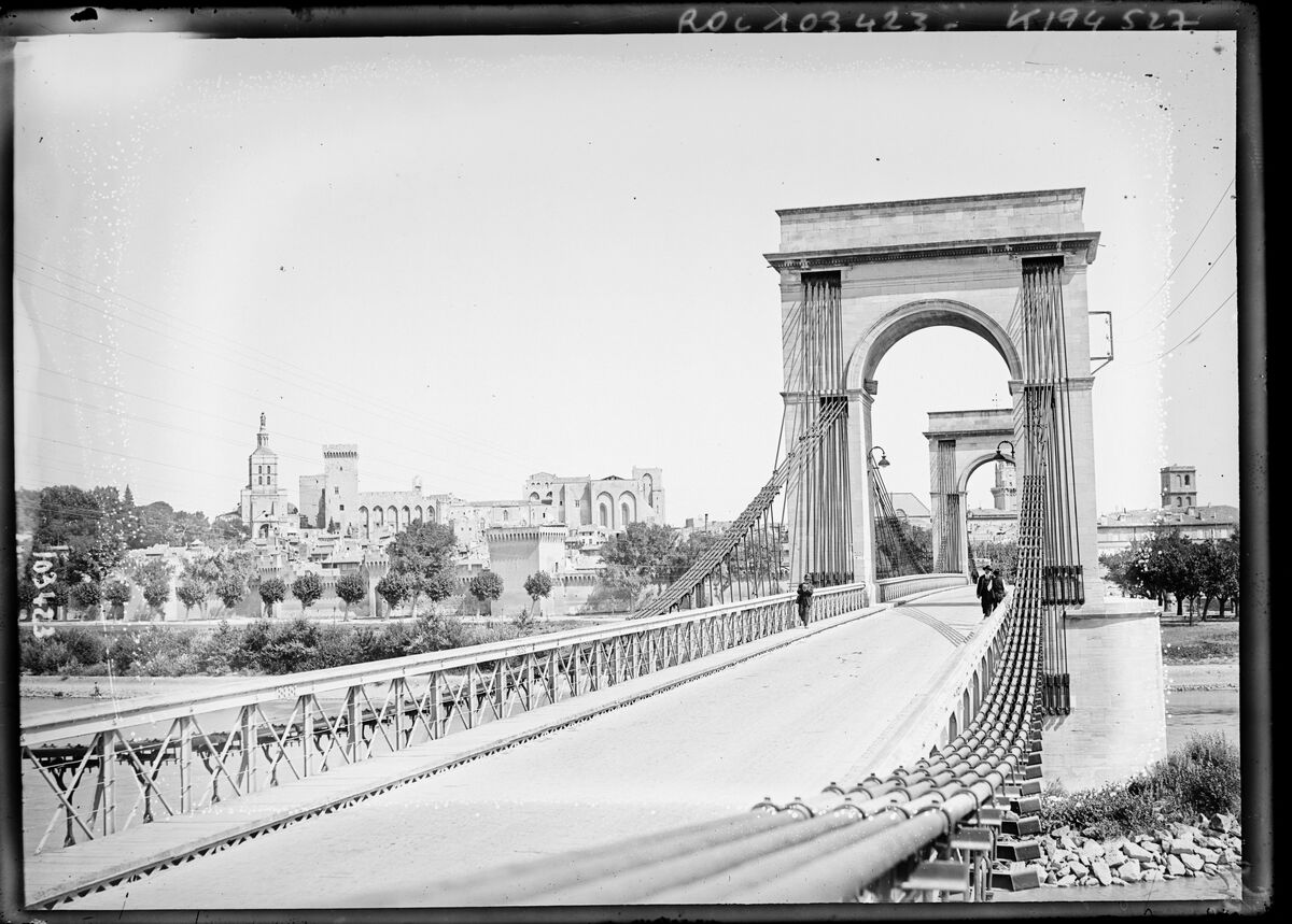 Avignon [pont suspendu sur le Rhône] : [photographie de presse] / [Agence Rol]