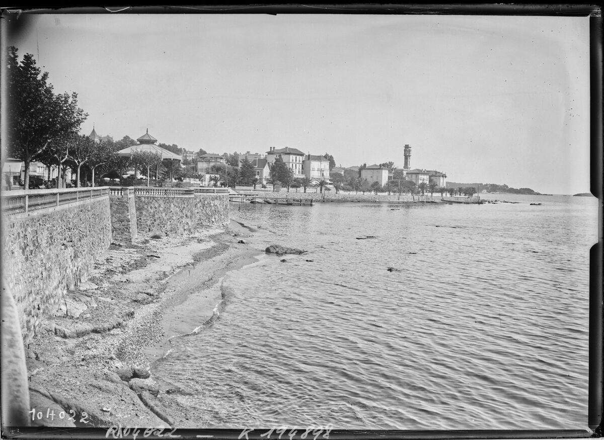 St Raphaël [bord de mer, kiosque et hôtel Les Algues] : [photographie de presse] / [Agence Rol]
