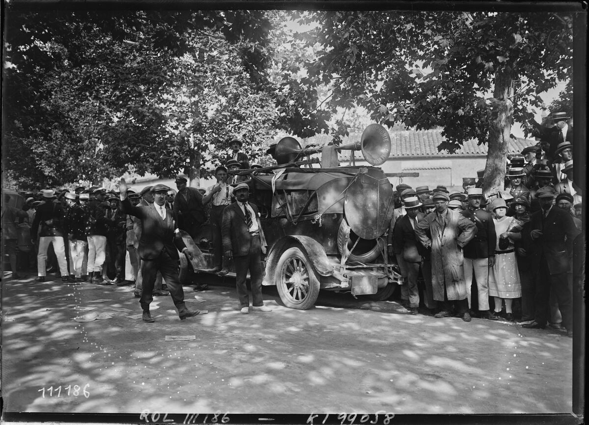 11/7/26, voiture avec haut-parleur à Toulon [Tour de France 1926] : [photographie de presse] / [Agence Rol]