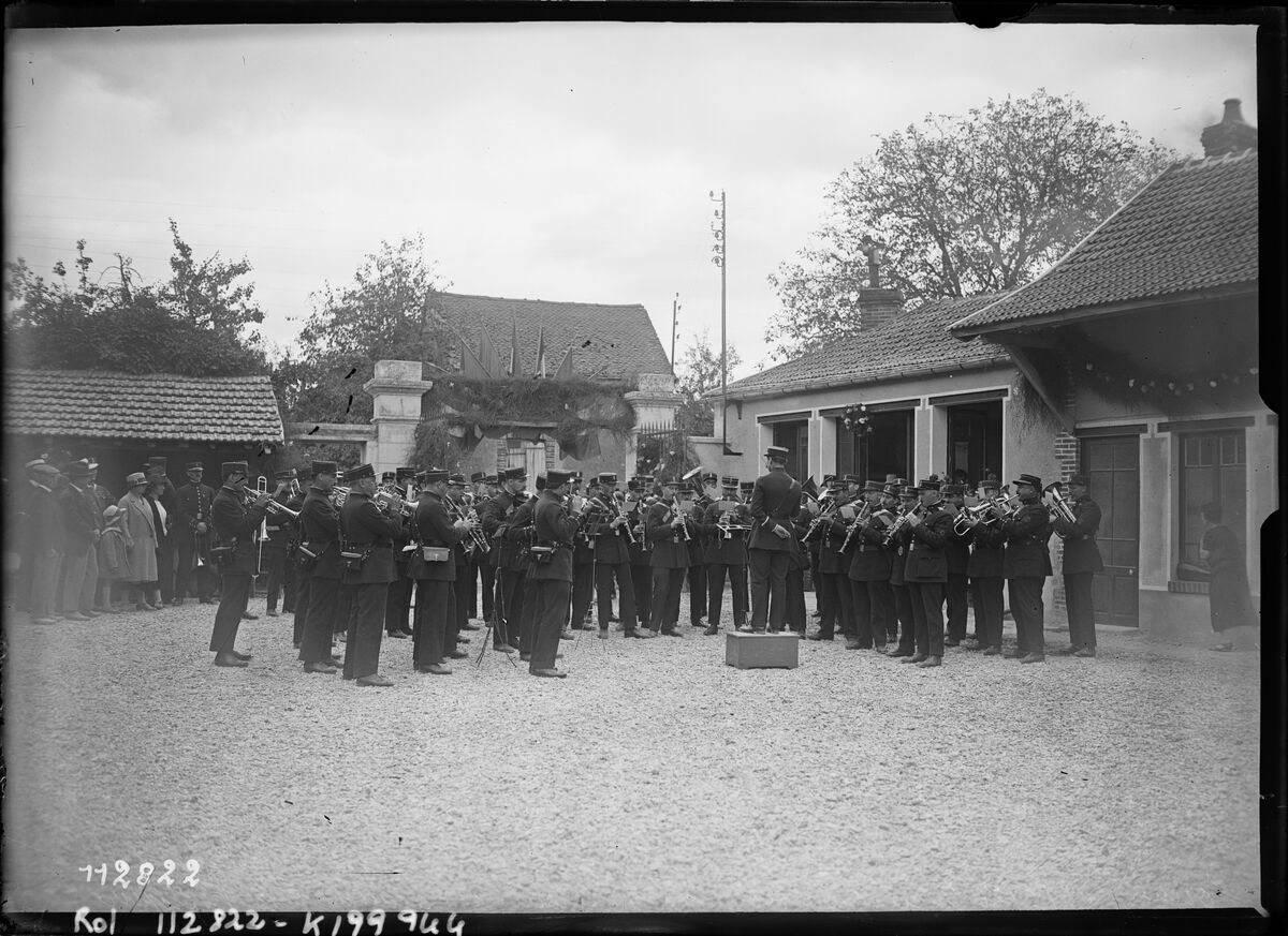 Ormoy, 13/9/26, [la musique des gardiens de la paix lors de l']inauguration de la colonie de vacances de la Préfecture [de police] : [photographie de presse] / [Agence Rol]
