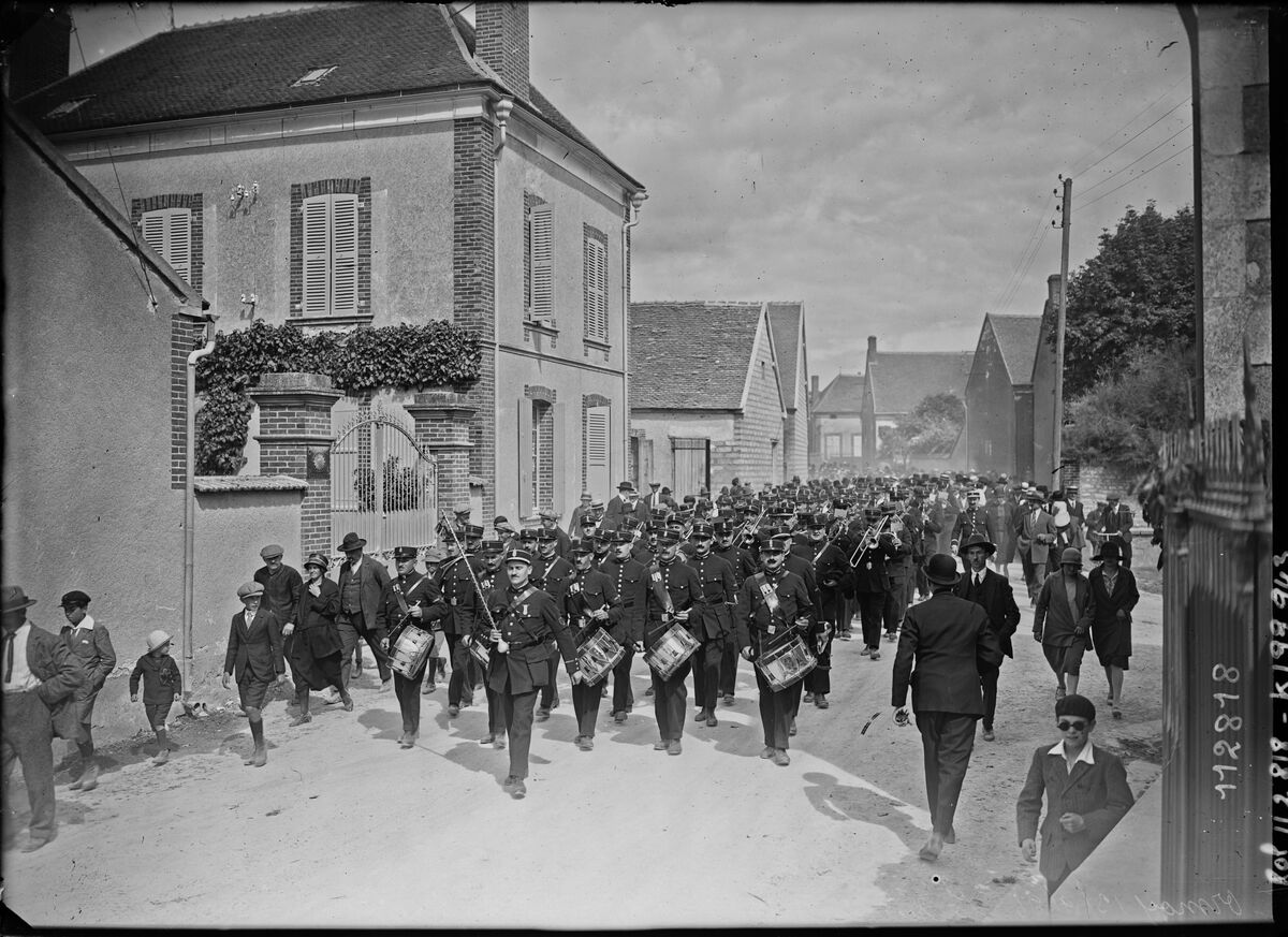 Ormoy, 13/9/26, la musique des gardiens de la paix [lors de l'inauguration de la colonie de vacances de la Préfecture de police] : [photographie de presse] / [Agence Rol]
