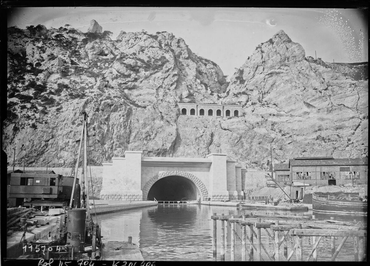 Canal de Marseille au Rhône [bout du tunnel du Rove] : [photographie de presse] / [Agence Rol]