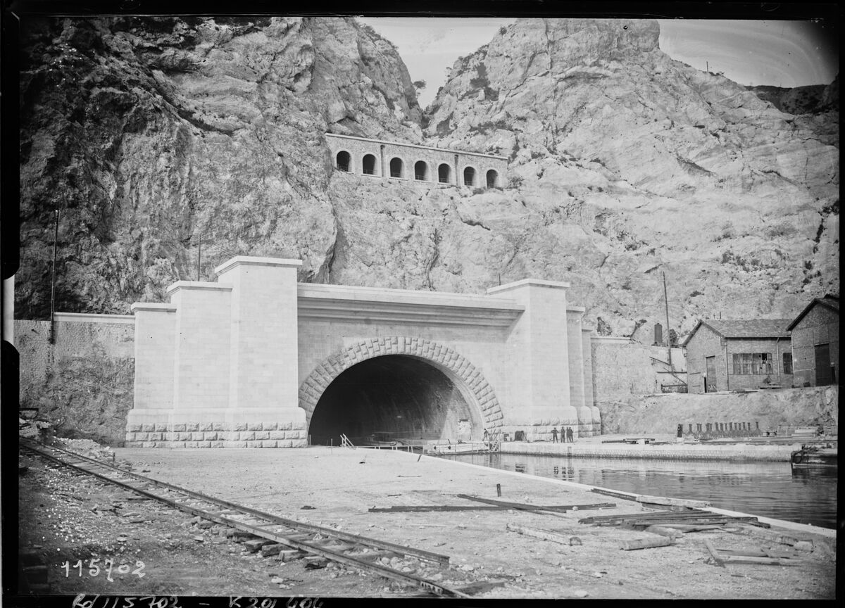 Canal de Marseille au Rhône [bout du tunnel du Rove] : [photographie de presse] / [Agence Rol]