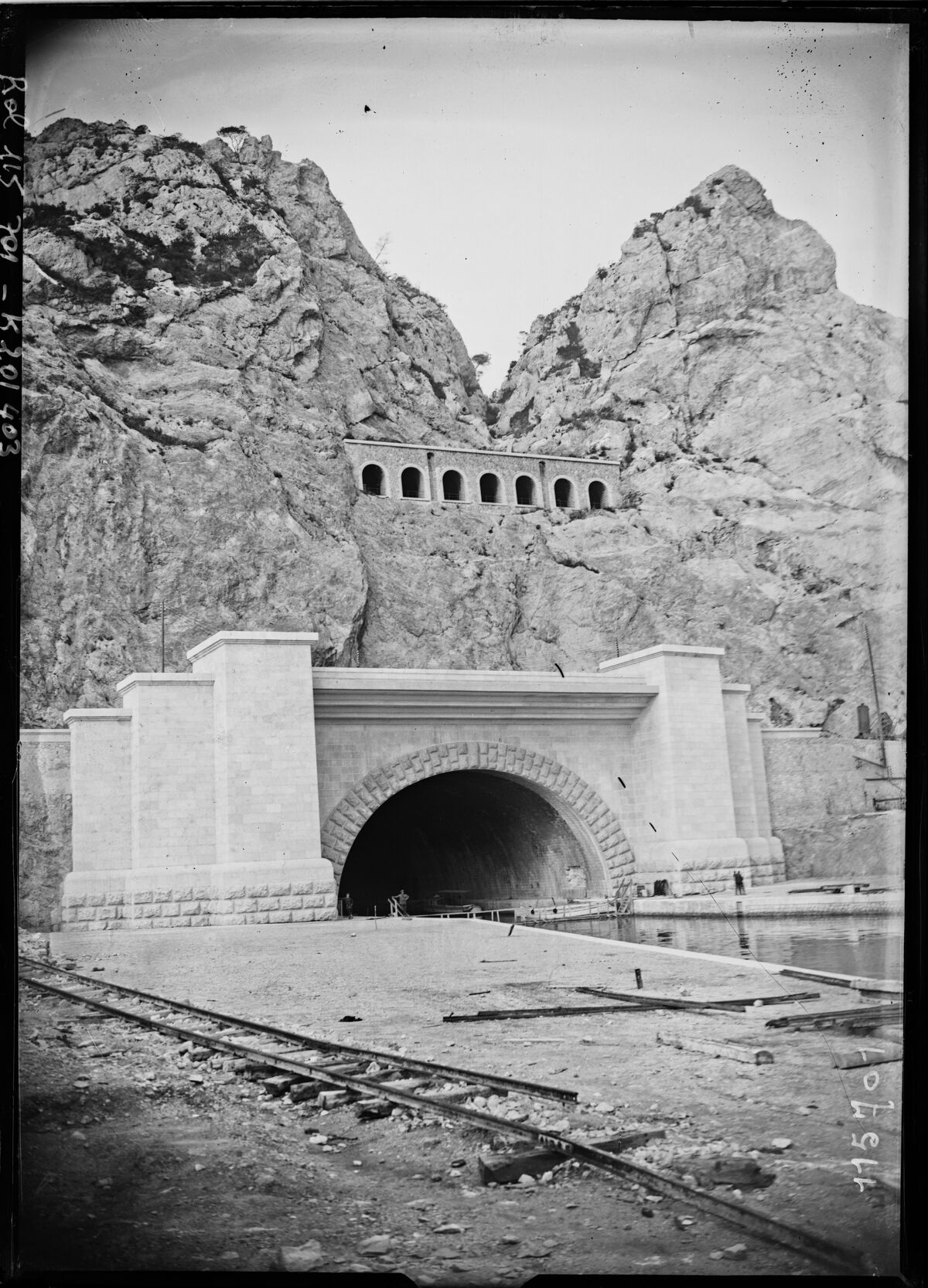 Canal de Marseille au Rhône [bout du tunnel du Rove] : [photographie de presse] / [Agence Rol]
